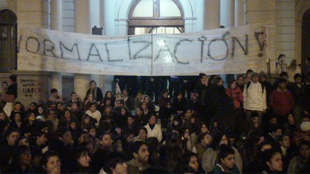 MarchaUaderCasaDeGobierno20120426.jpg