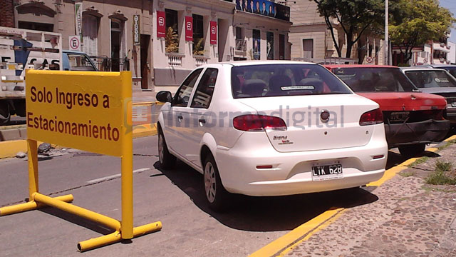 Estacionamiento25DeMayoAvenidaCartel.jpg