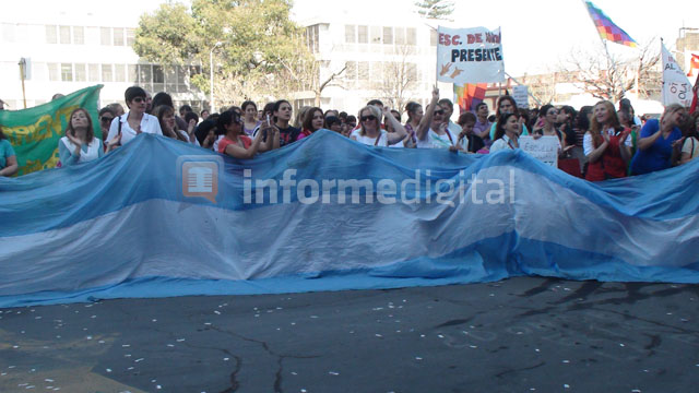 MaestrosProtestaCasaGobierno20140821.jpg