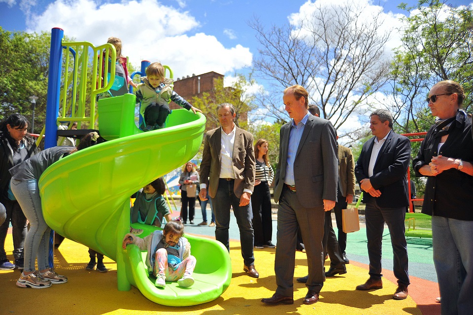 Bordet inauguró en la Plaza Leyes, el primer espacio con juegos sensoriales de la provincia