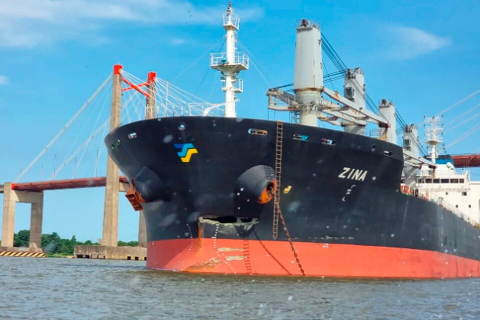 Un barco cerealero chocó contra el puente Zárate – Brazo Largo e hizo temblar la estructura