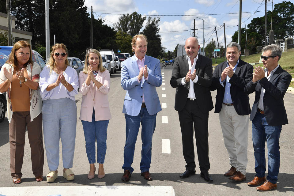 Bordet inauguró obras viales y firmó los contratos para ocho nuevos centros de salud