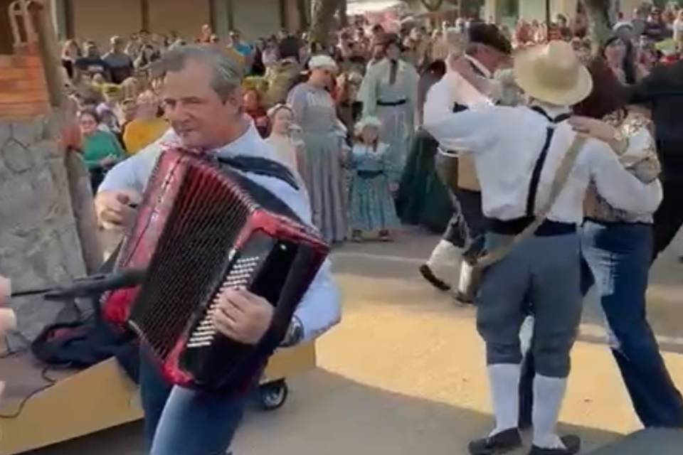 Bahl tocó el acordeón en San José