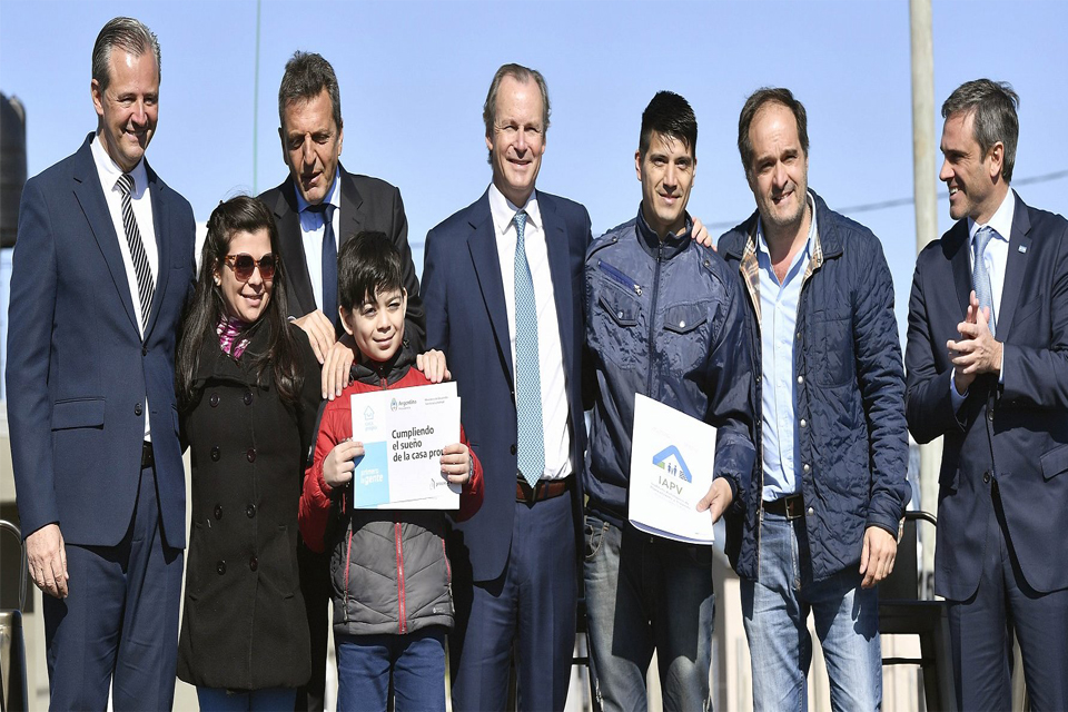 Acto de entrega de viviendas y firma y anuncios de convenidos de importantes obras para Entre Ríos.