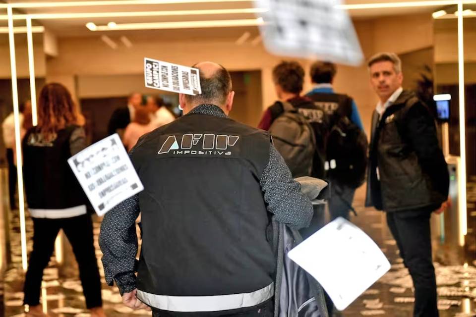 (Mención al entrerriano Michel) Allanaron 18 bancos y financieras por la presunta fuga de US$400 millones en base a documentación trucha