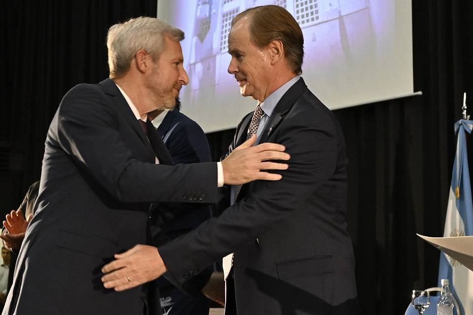 Acto de entrega de diplomas a las autoridades electas por parte del Tribunal Electoral