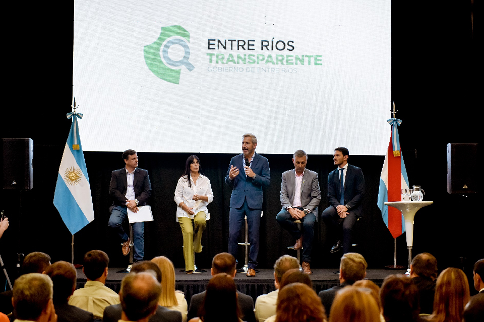 Frigerio e intendentes suscribieron un compromiso para transparentar cuántos funcionarios hay