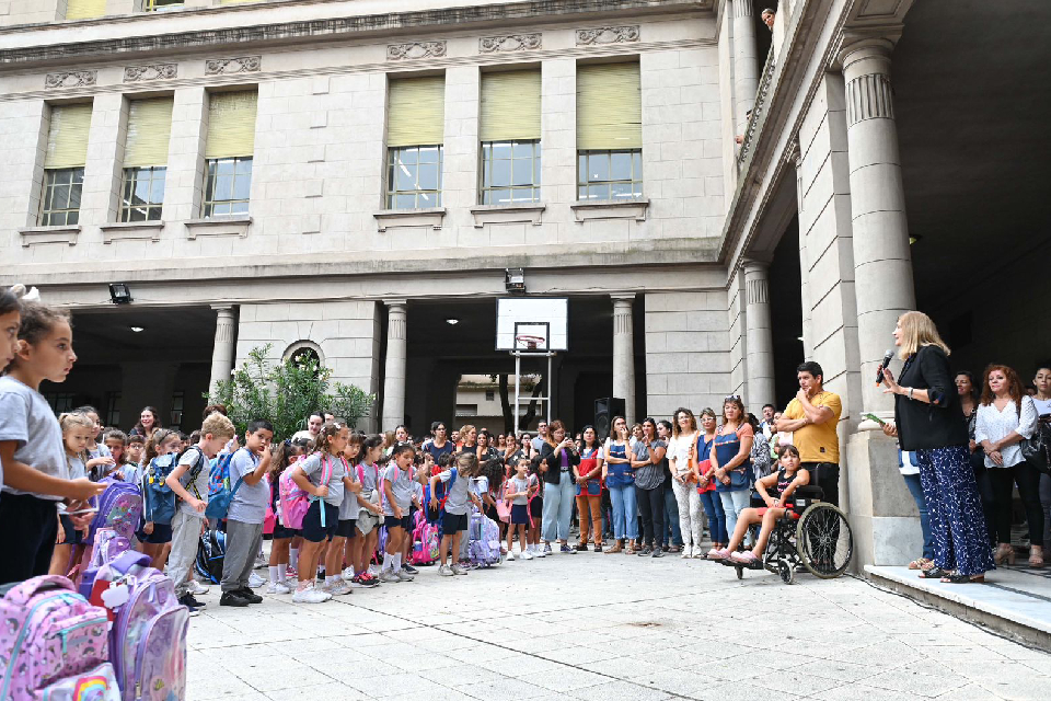 La intendenta Romero acompañó el inicio del ciclo lectivo en la Escuela Normal