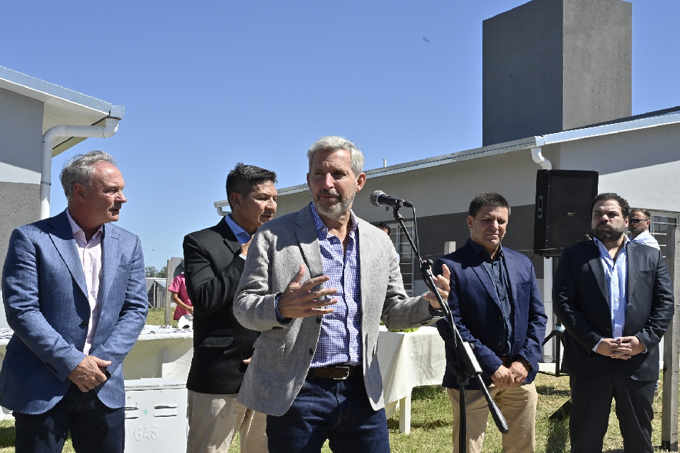 El gobernador entregó 42 viviendas en Rosario del Tala