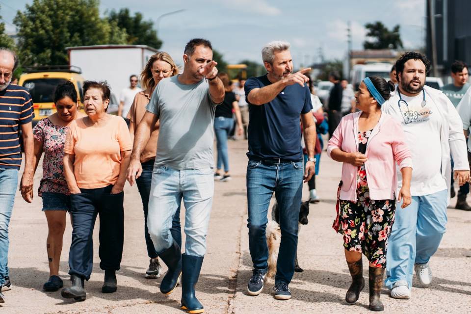 El gobernador recorrió los lugares anegados por las lluvias en Gualeguaychú alta
