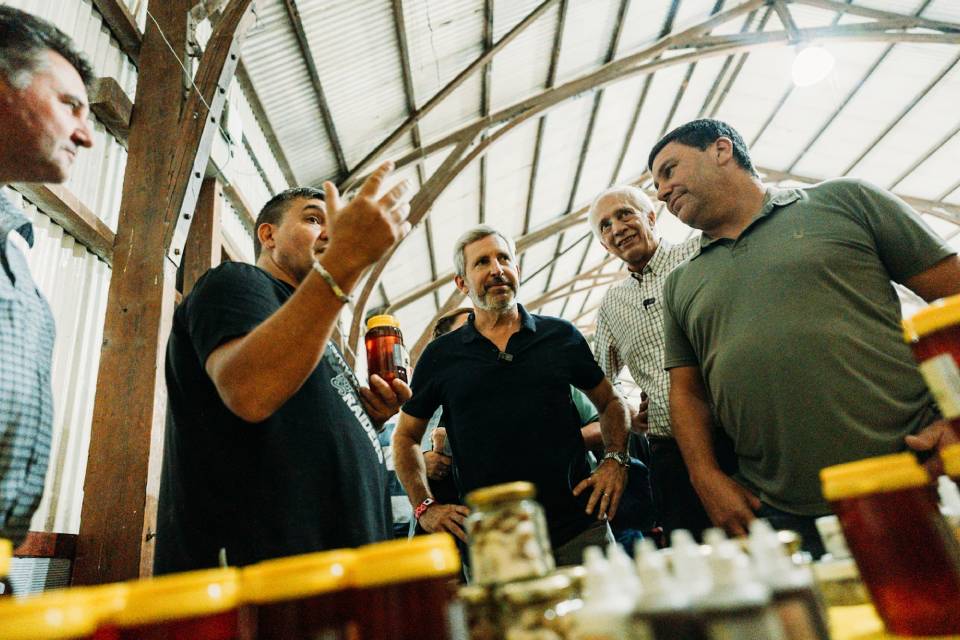 El gobernador estuvo en Maciá y llamó a trabajar para agregarle valor a la producción de la miel alt