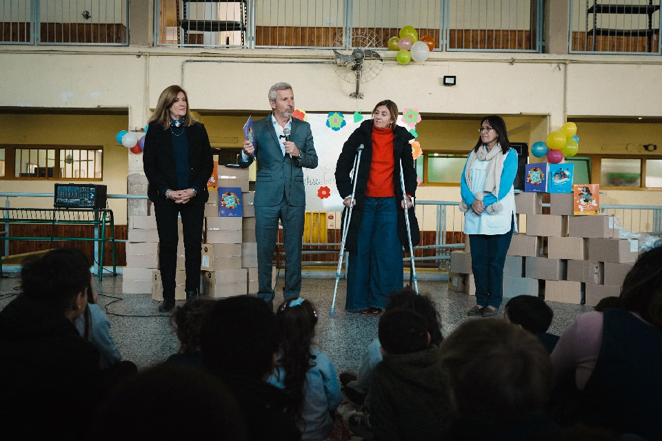 Frigerio inició la entrega de libros del Plan Provincial de Alfabetización en Paraná