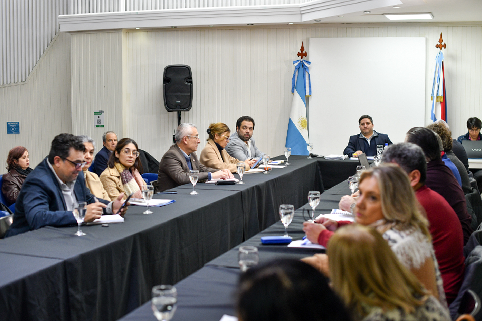 La provincia ofertó un cinco por ciento de aumento para julio y una suma fija de 120