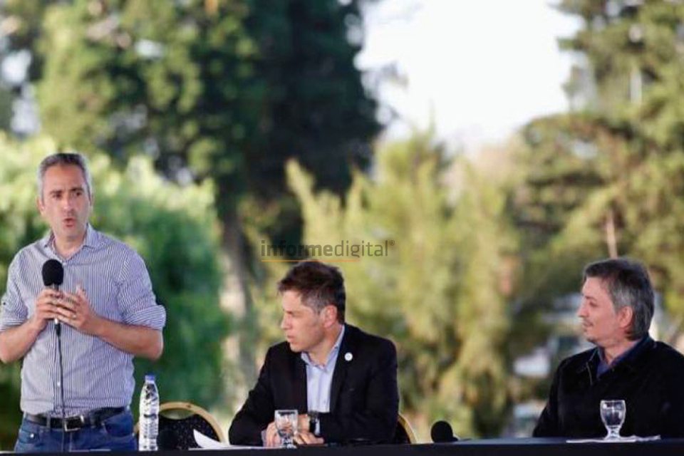 Larroque junto a Kicillof y Máximo.