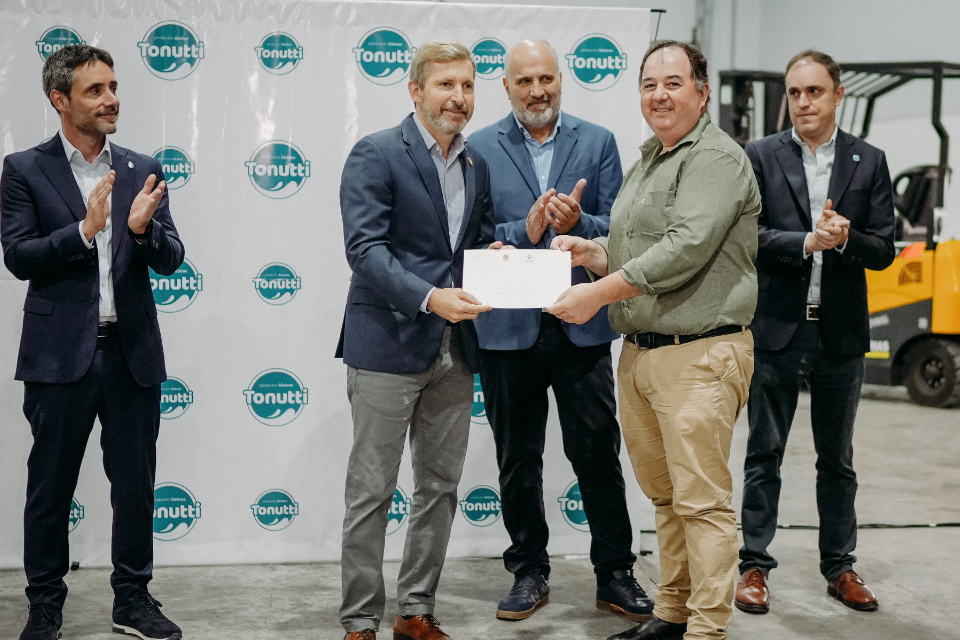 Frigerio entregó financiamiento a productores lácteos para realizar mejoras en sus emprendimientos A