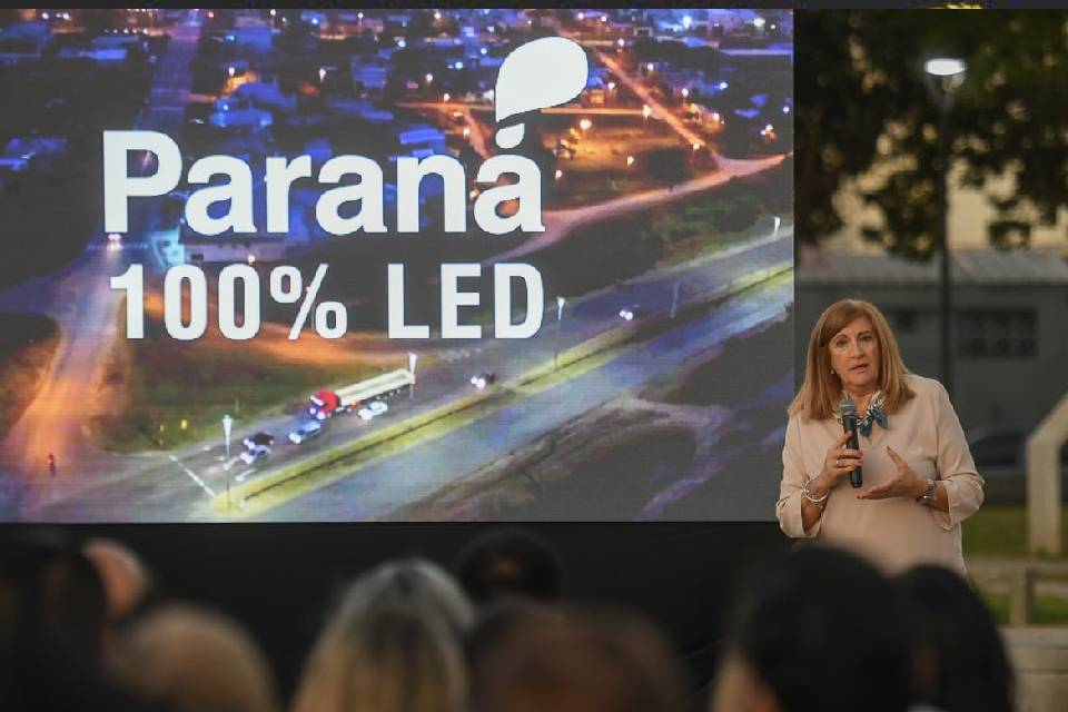 La intendenta Romero presentó el programa Paraná 100% LED