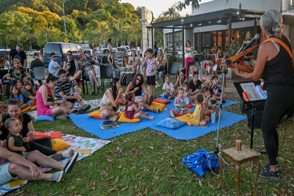 Las infancias disfrutaron de la propuesta literaria y musical La noche infinita