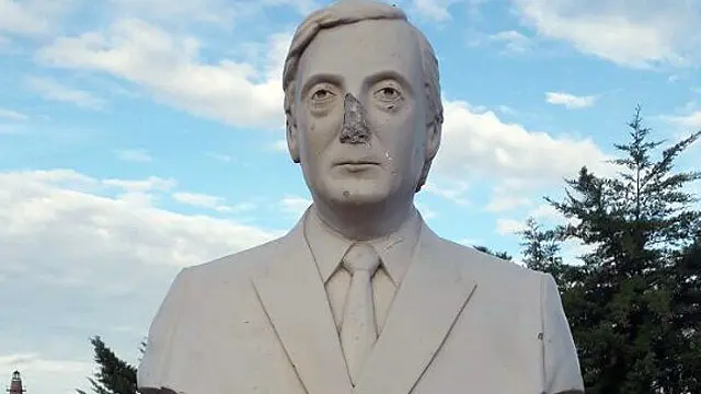 Dañaron por tercera vez el busto de Kirchner en La Histórica