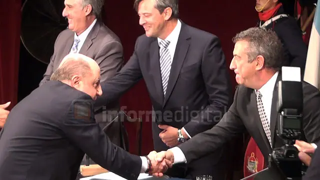 Sin mirarse, Busti y Urribarri se dieron la mano después de años