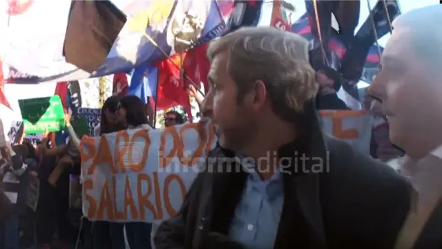 "El que no salta tiene cuenta en Panamá", le cantaron a Frigerio