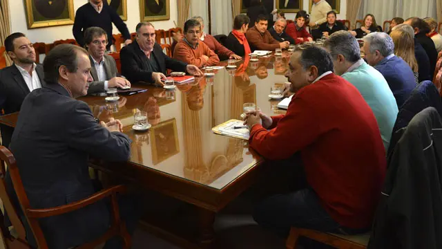 Gobierno y estatales vuelven a negociar salarios este jueves