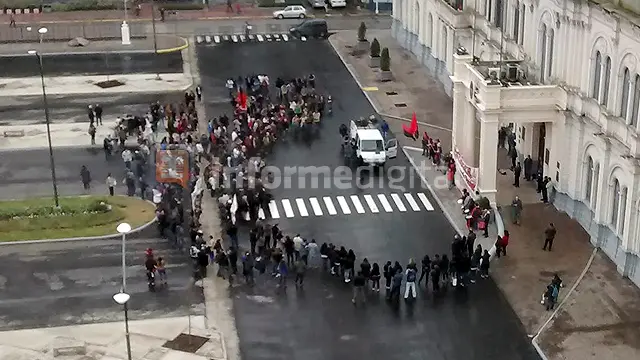 Docentes marcharon a Casa de Gobierno en el primer día de paro