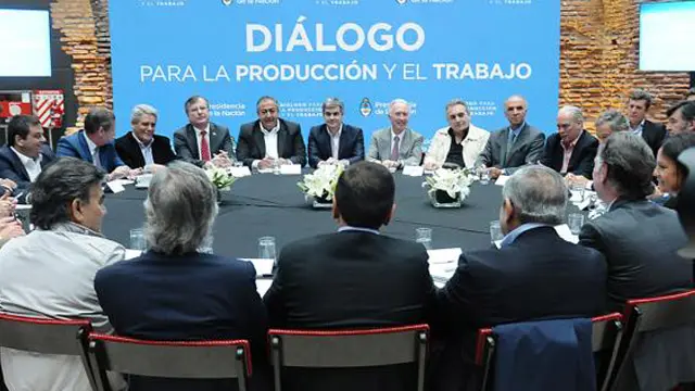 Gobierno, empresarios y CGT acordaron un bono base de $2.000