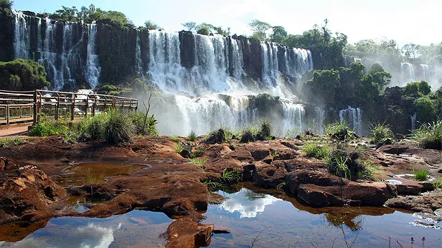 Las dos caras de Puerto Iguazú