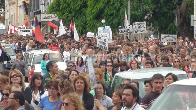 Docentes marchan por errores en el pago de sueldos