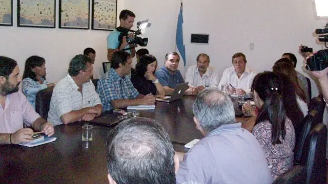 Gobierno y gremios docentes vuelven a reunirse por salarios