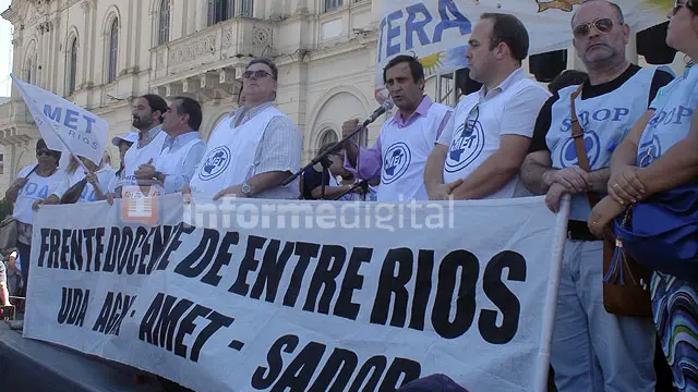 Docentes: un gremio rechazó el 21% del gobierno y otro lo discute