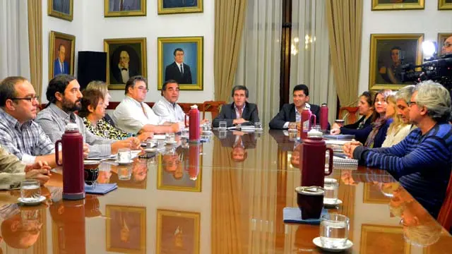 Gobierno y gremios docentes vuelven a reunirse por salarios
