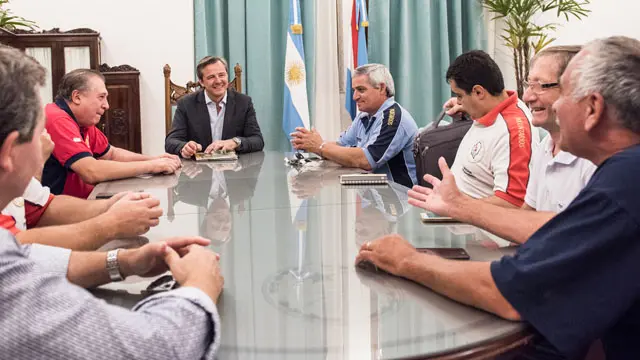 Bahl calma las aguas con los bomberos