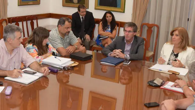 Gobierno provincial y gremios negocian pases a planta
