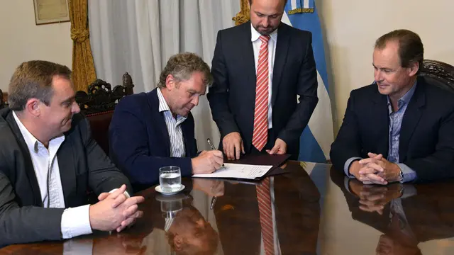 Bordet firmó más créditos en dólares para intendentes de Cambiemos