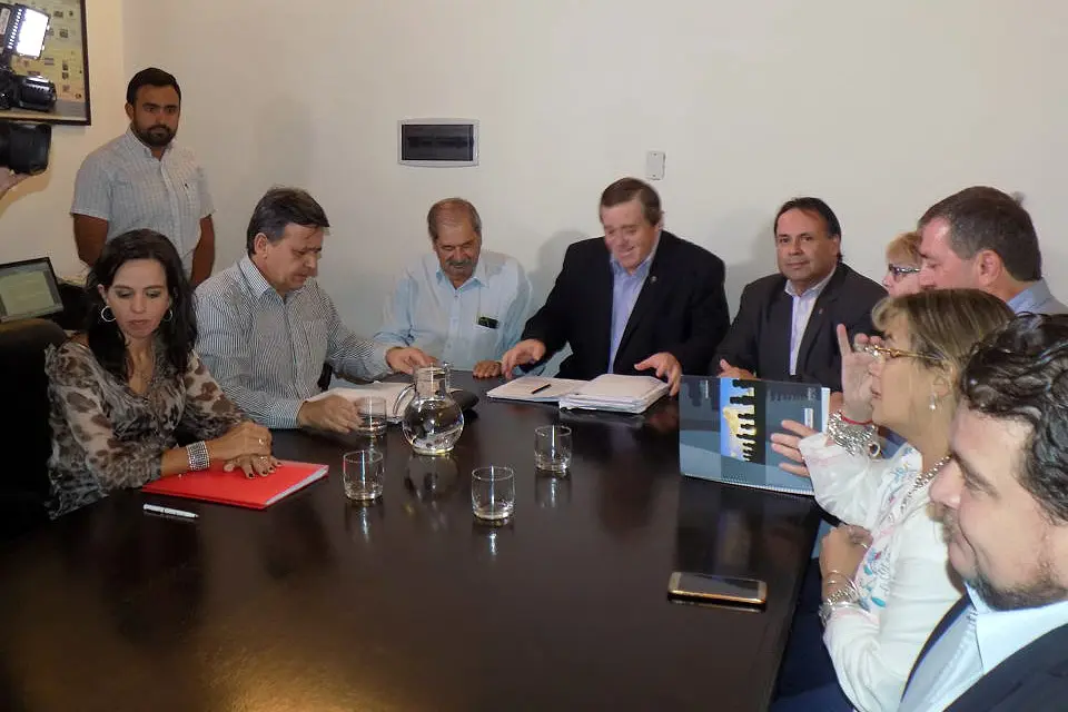 Gobierno y gremios docentes se sientan a negociar