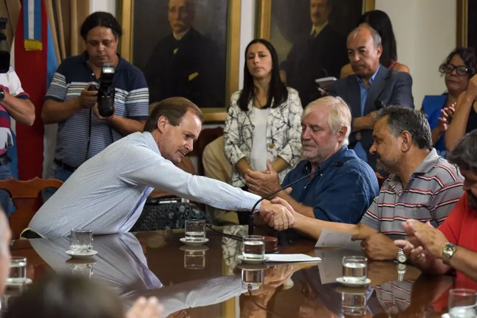 Gobierno y gremios estatales se sientan a negociar