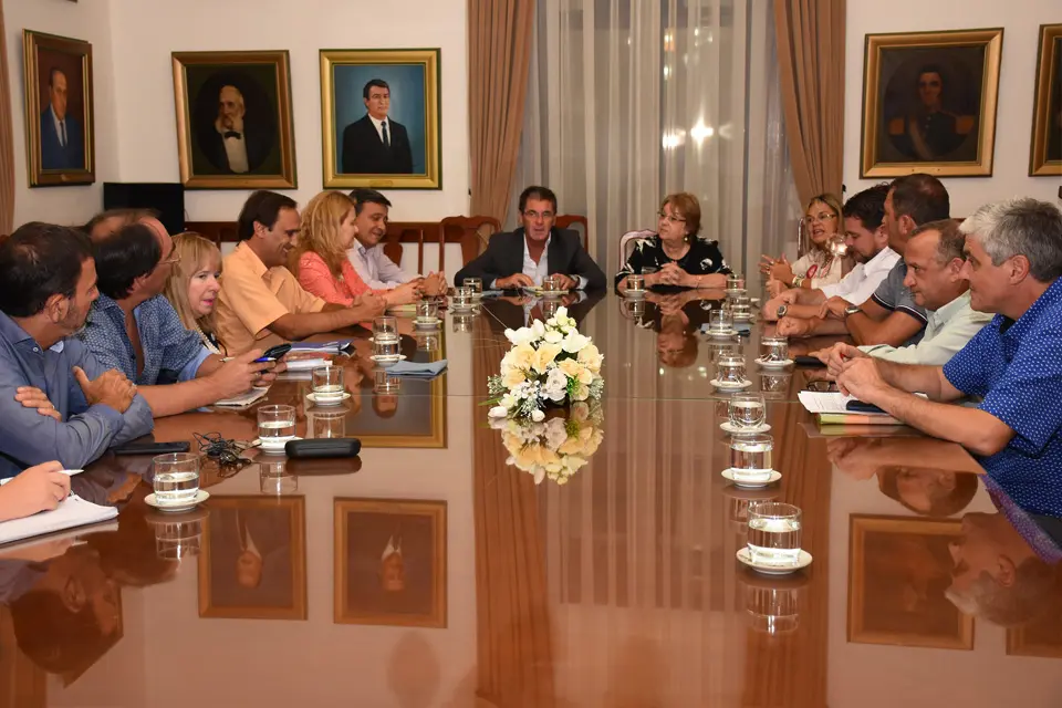 Gobierno convocó a los docentes