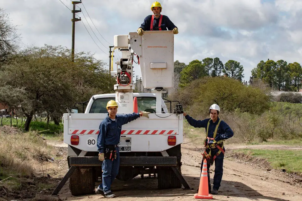 Enersa quitará carteles de campaña colgados en postes de luz