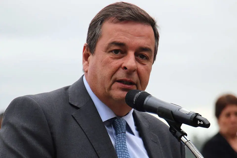 Le entregará todo por decreto