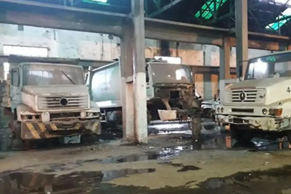 Denuncian abandono de mobiliario municipal