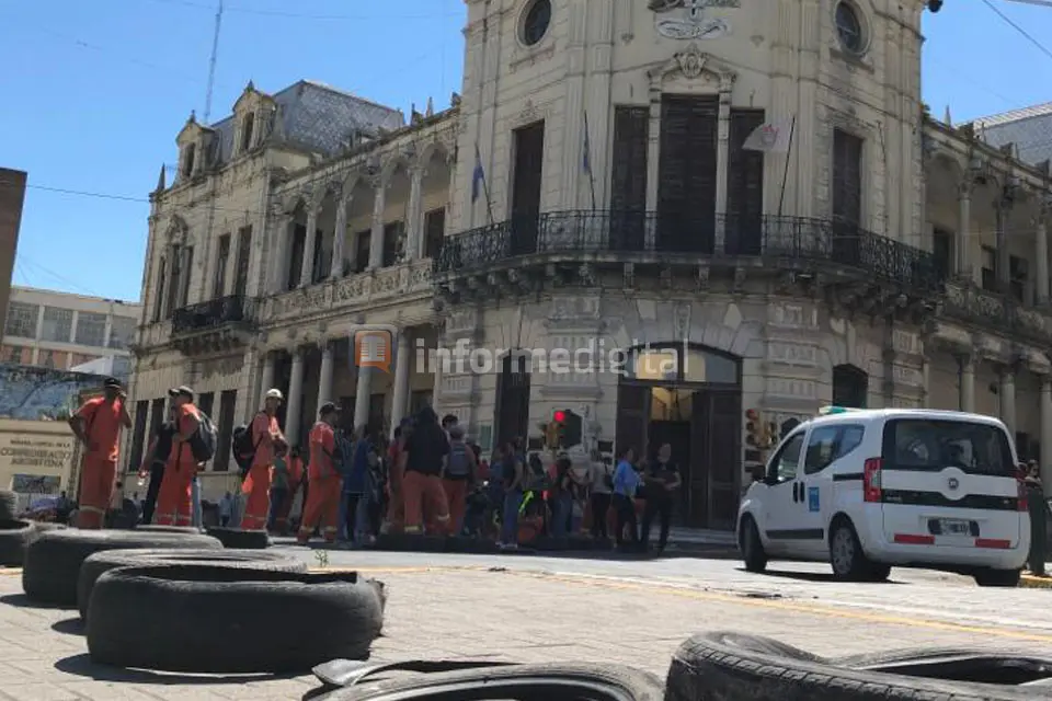 Cortan calles y queman gomas en reclamo a Varisco
