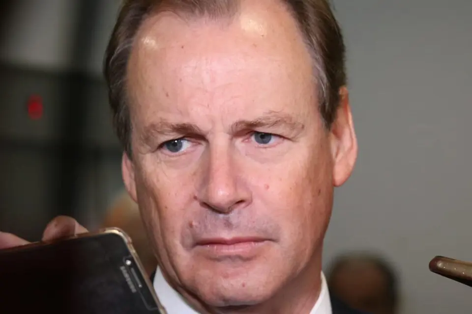 Bordet abre el paraguas