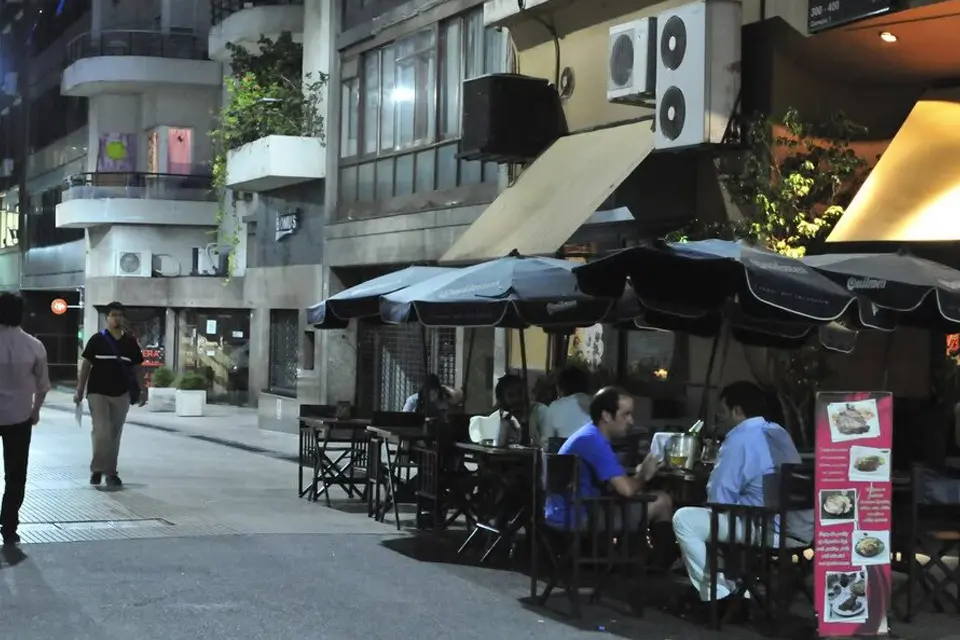 Quieren que Bahl habilite bares y cafés en el espacio público