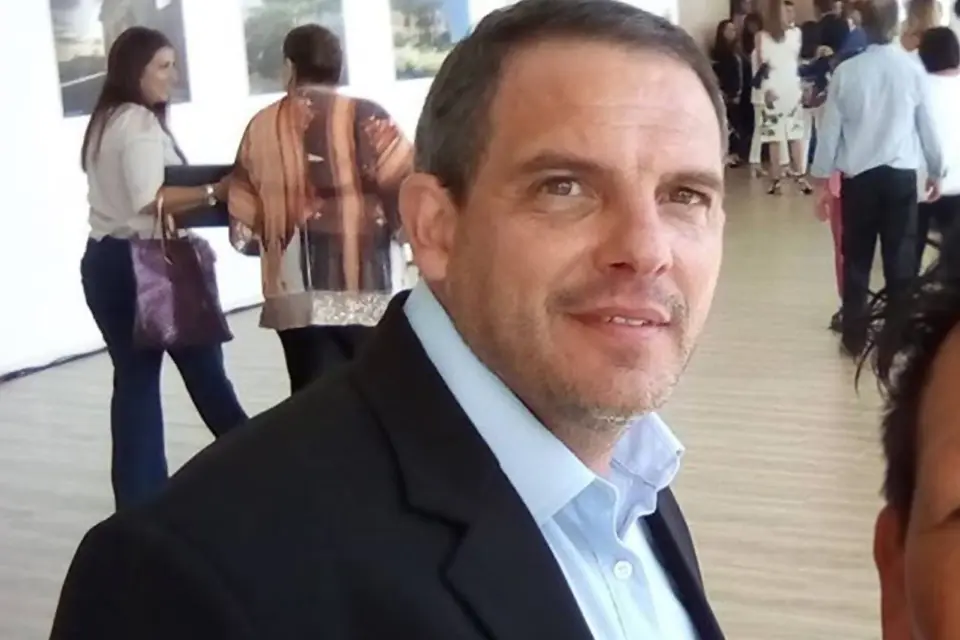 Bajó su sueldo y dio aumento a los empleados