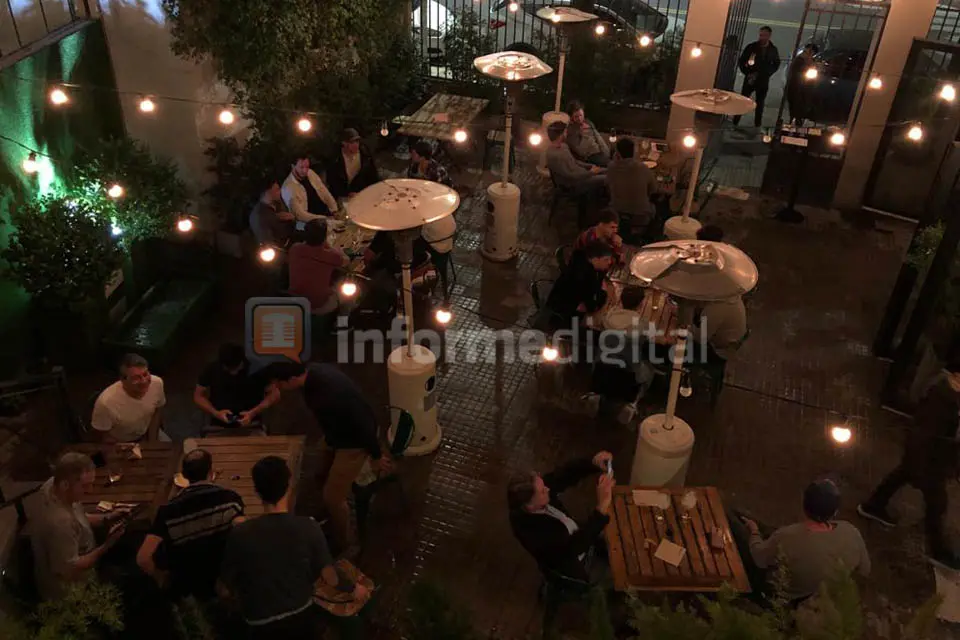 Ex gobernador también fue al bar pero a quejarse
