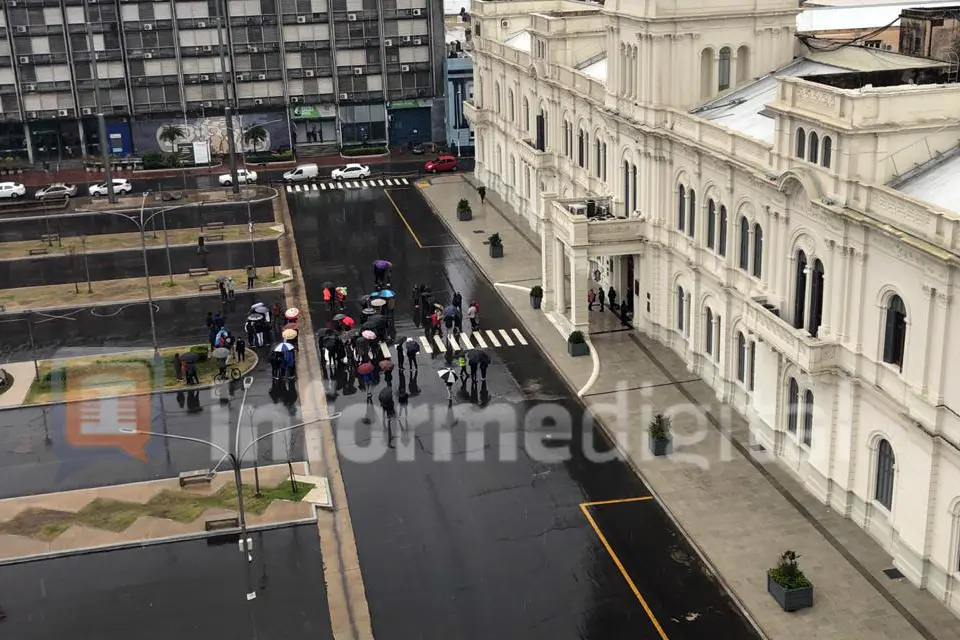 Lluvia y sospechas políticas debilitaron protesta de bares y gimnasios