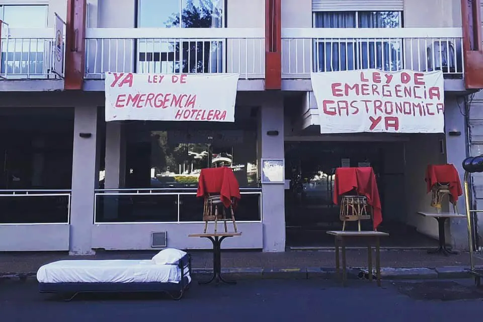 Sacan mesas a la calle y marchan para que los dejen abrir