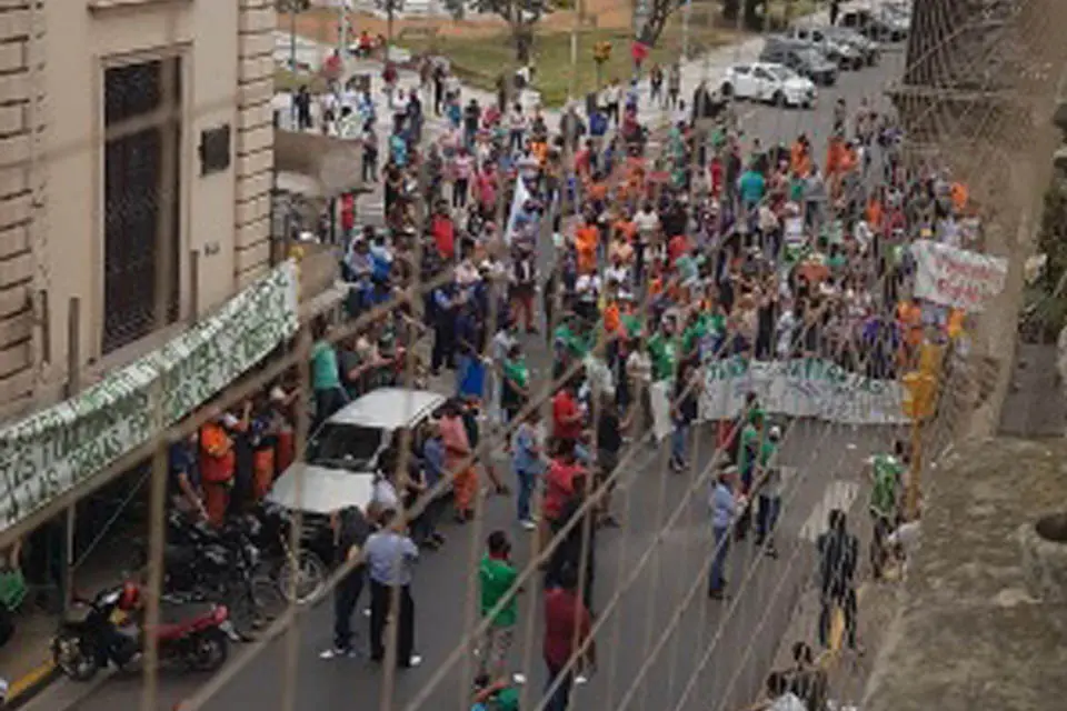 Unos 250 municipales reclamaron que Bahl convoque a paritarias