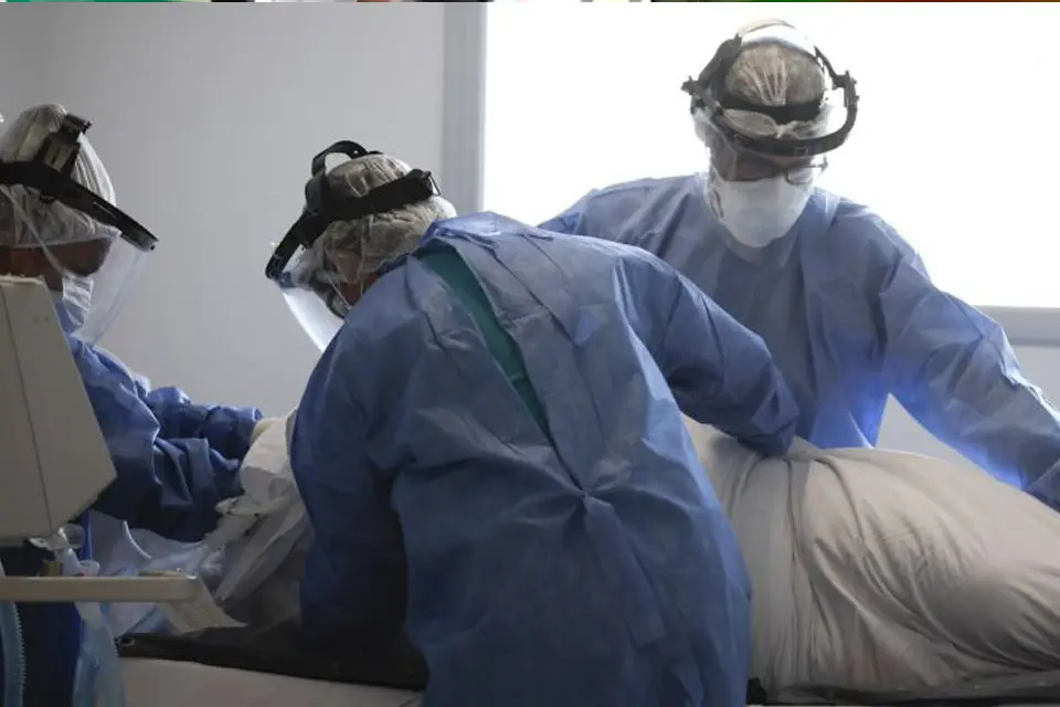 Confirman 203 casos y cinco muertes sin detalles de enfermedades previas